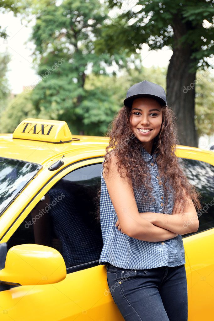 Девушка такси можно. Фото девушка возле такси. Водитель такси. Девушка водитель такси. Красивая девушка в такси.