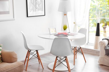 Beyaz masa ve sandalyeleri yakınındaki pencere güzel modern iç