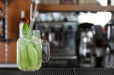 Kokteyl bar sayaç üzerinde cam