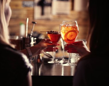 Kokteyller ile toasting kadınlar çubuk