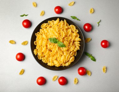 Gnocchi makarna ve domates tablo ile plaka