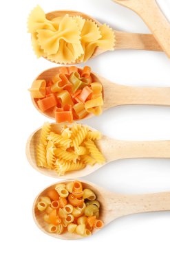 Tahta kaşık makarna ile 