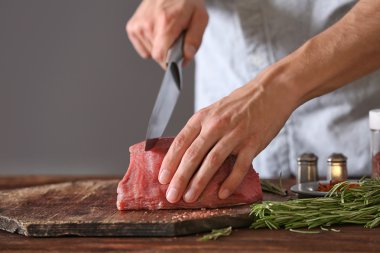 Domuz eti kesme kasap