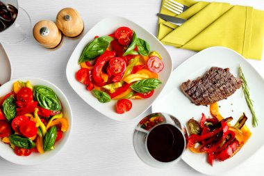 Sebze salatası ve masada şarap lezzetli biftek