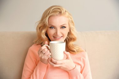 Güzel kız kanepede kahve içme