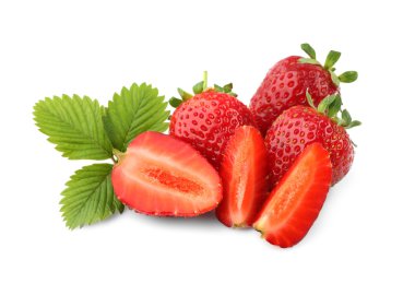 Beyaz üzerine izole edilmiş kırmızı çilekler