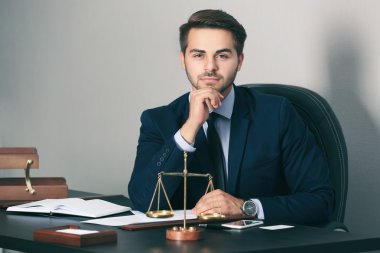 Yakışıklı genç adam. 