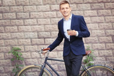 Bisikletli genç adam 