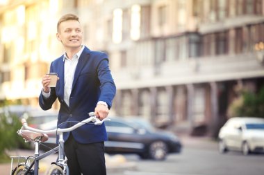 Bisikletli genç adam 