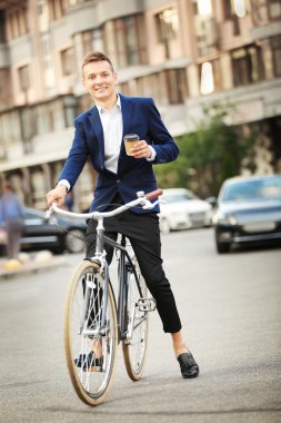 Bisikletli genç adam 