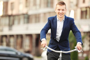 Bisikletli genç adam 