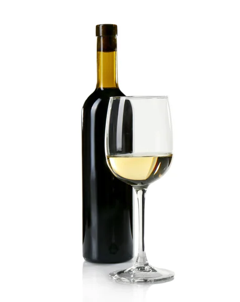 Ποτήρι λευκό κρασί με μπουκάλι σε λευκό φόντο — Φωτογραφία Αρχείου