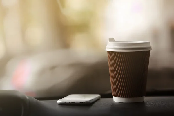 Kopje koffie en smartphone — Stockfoto