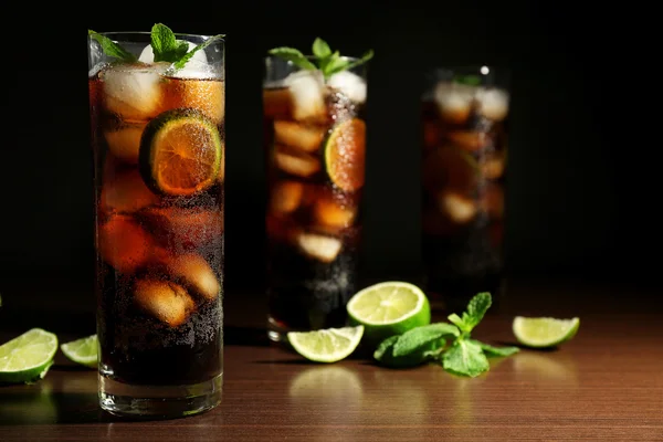 Cuba Libre cocktails — Stockfoto