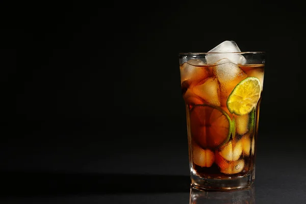 Cuba libre cocktail — Stockfoto