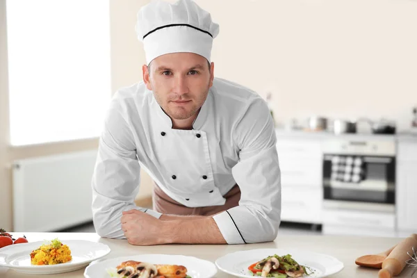 Junge Köchin — Stockfoto