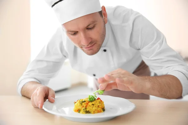 Jonge chef kok — Stockfoto