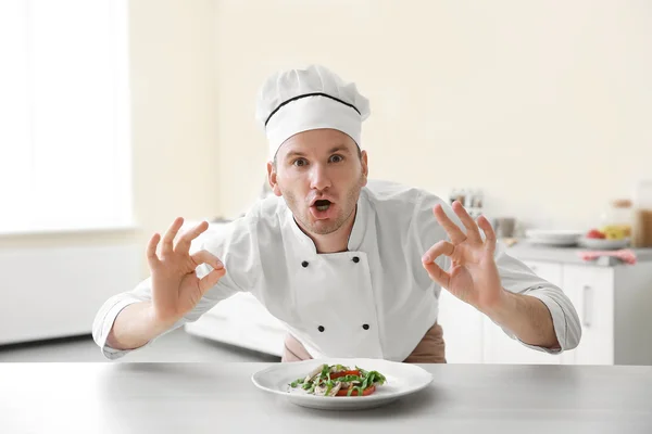 Jovem cozinheiro chef — Fotografia de Stock