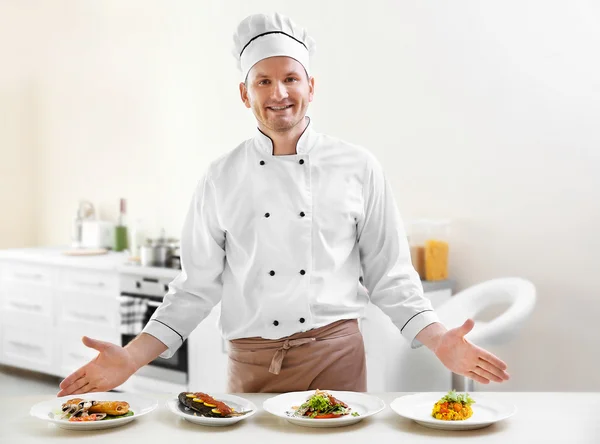 Jonge chef kok — Stockfoto