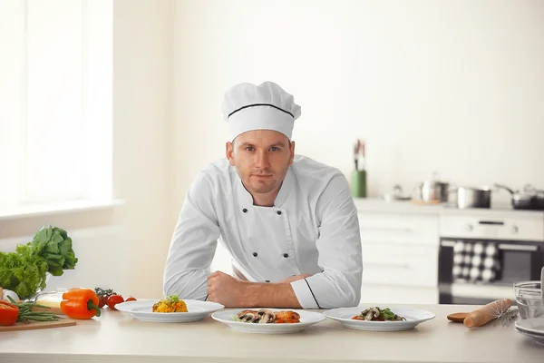 Junge Köchin — Stockfoto