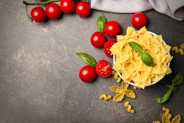 Piatto con farfalle e pomodori in tavola — Foto Stock