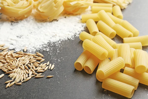 Olika torra pastaprodukter — Stockfoto