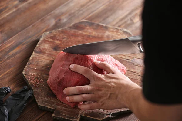 Butcher cutting pork meat — Stock Photo, Image