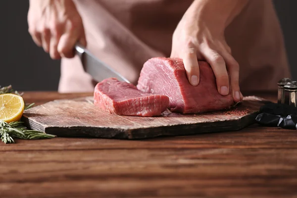 Slager snijden varkensvlees — Stockfoto