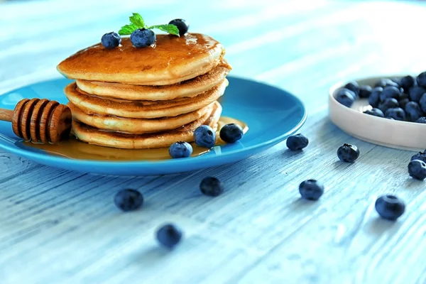 Smakelijke pannenkoeken met bosbessen — Stockfoto