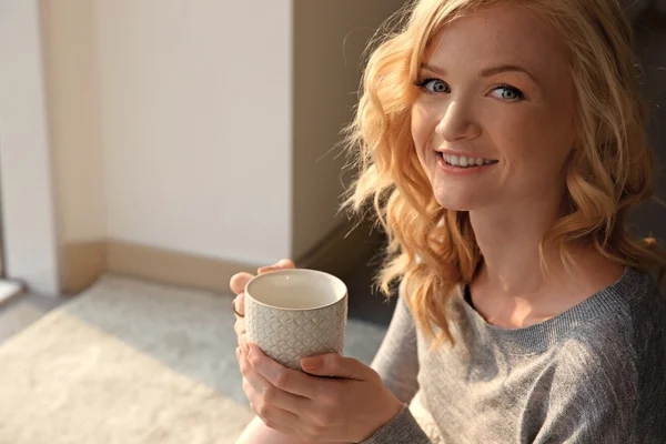 Hermosa chica bebiendo café en casa — Foto de Stock