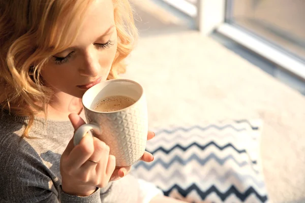 Schönes Mädchen trinkt Kaffee zu Hause — Stockfoto