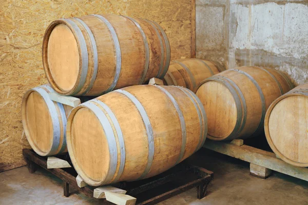 Barris de madeira para vinho na adega — Fotografia de Stock
