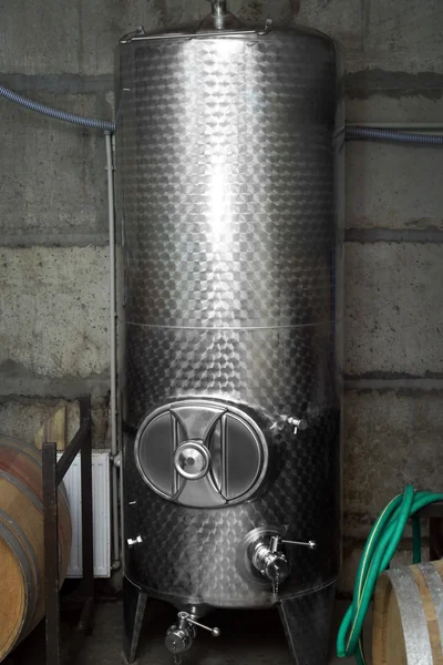 Réservoir en acier inoxydable pour le vin en usine — Photo