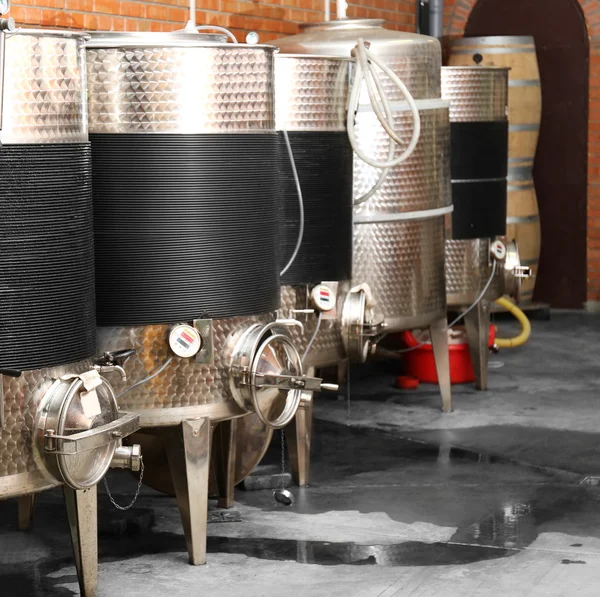 Réservoirs en acier inoxydable pour le vin en usine — Photo