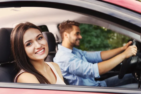 Bella giovane donna guardando fuori dal finestrino dell'auto aperta — Foto Stock