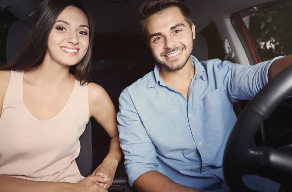 Красивая молодая пара в машине — стоковое фото