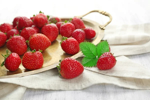 Juicy strawberries on a tray and napkin — Stock Photo, Image