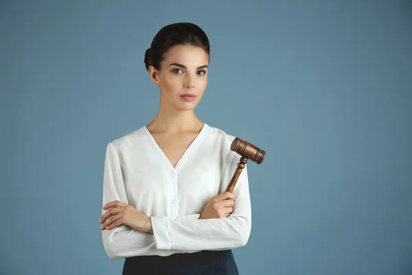 裁判官の小槌を持つ女性 — ストック写真