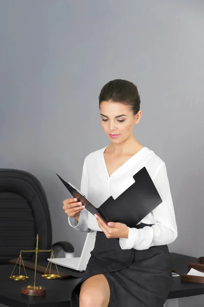 Frau arbeitet im Büro — Stockfoto