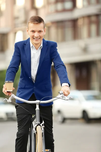 自転車を持つ若い男 — ストック写真