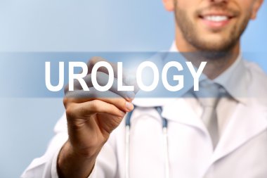 Mavi arka plan üzerinde sanal ekran dokunaklı doktor. Üroloji kavramı