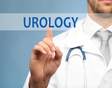 Mavi arka plan üzerinde sanal ekran dokunaklı doktor. Üroloji kavramı