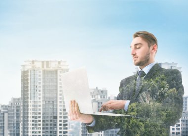 Sanal teknolojileri kavramı. Şehir ve dizüstü bilgisayar kullanarak iş adamı