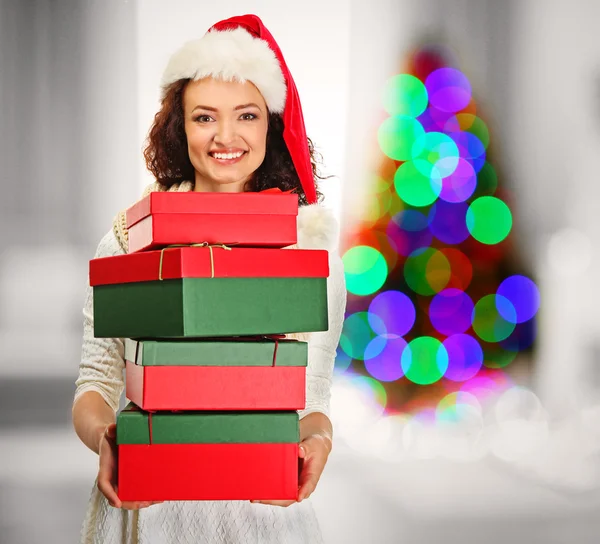 Donna con regali di Natale — Foto Stock