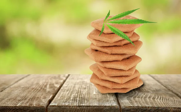 Biscoitos saborosos com folha de maconha — Fotografia de Stock