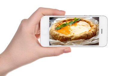 Kadın el smartphone beyaz arka plan üzerinde tutarak. Gıda smartphone ekranında fotoğraf.