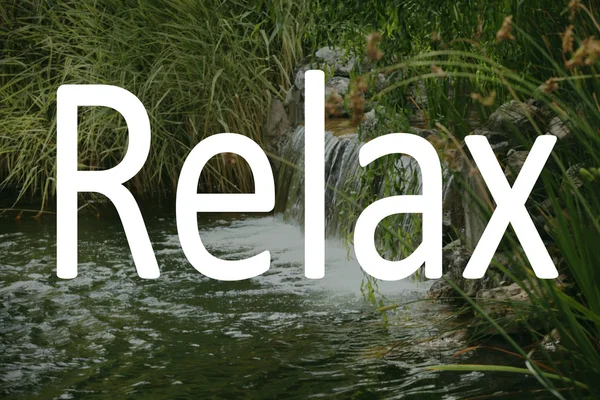 Word ontspannen en kleine waterval op de achtergrond. — Stockfoto