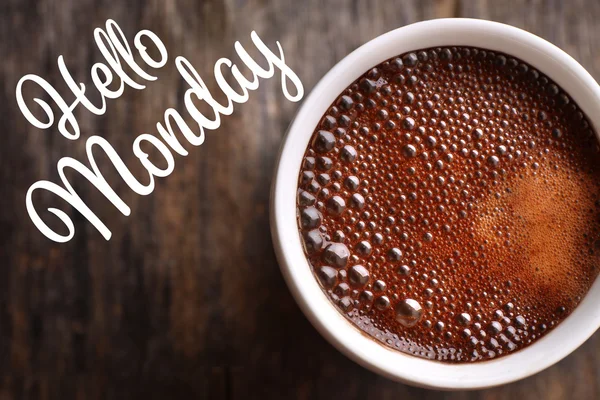 Текст HELLO MONDAY і чашка ароматної кави, крупним планом — стокове фото