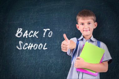 Okul kavramı, sevimli çocuk blackboard metin ile yakın okula geri duran  