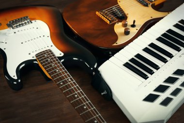 Elektro gitar ve synthesizer portre